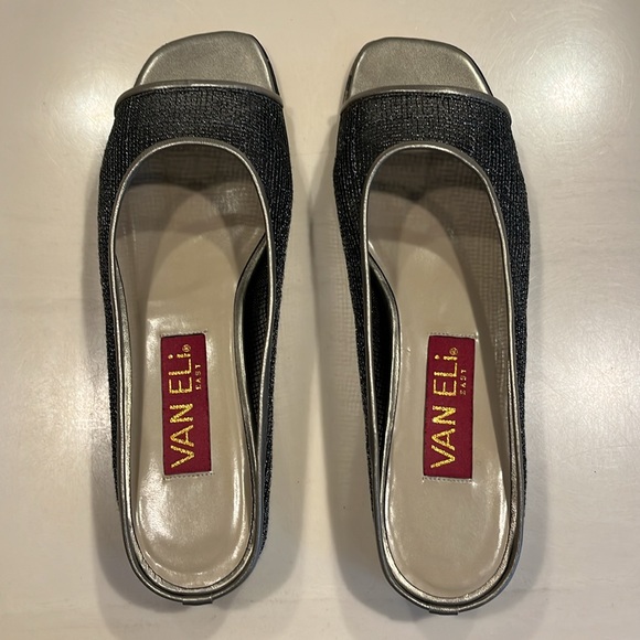 Van Eli Women’s Open Toe Flats - Picture 2 of 6